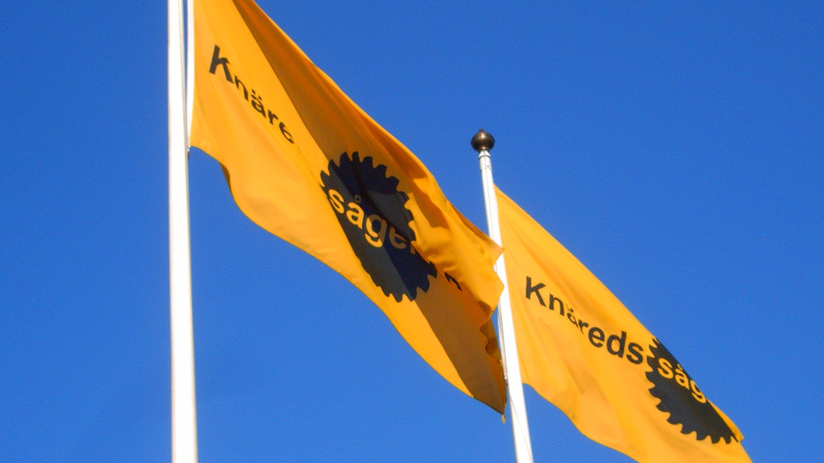 Picture of two orange flags with Knäredssågen's logo